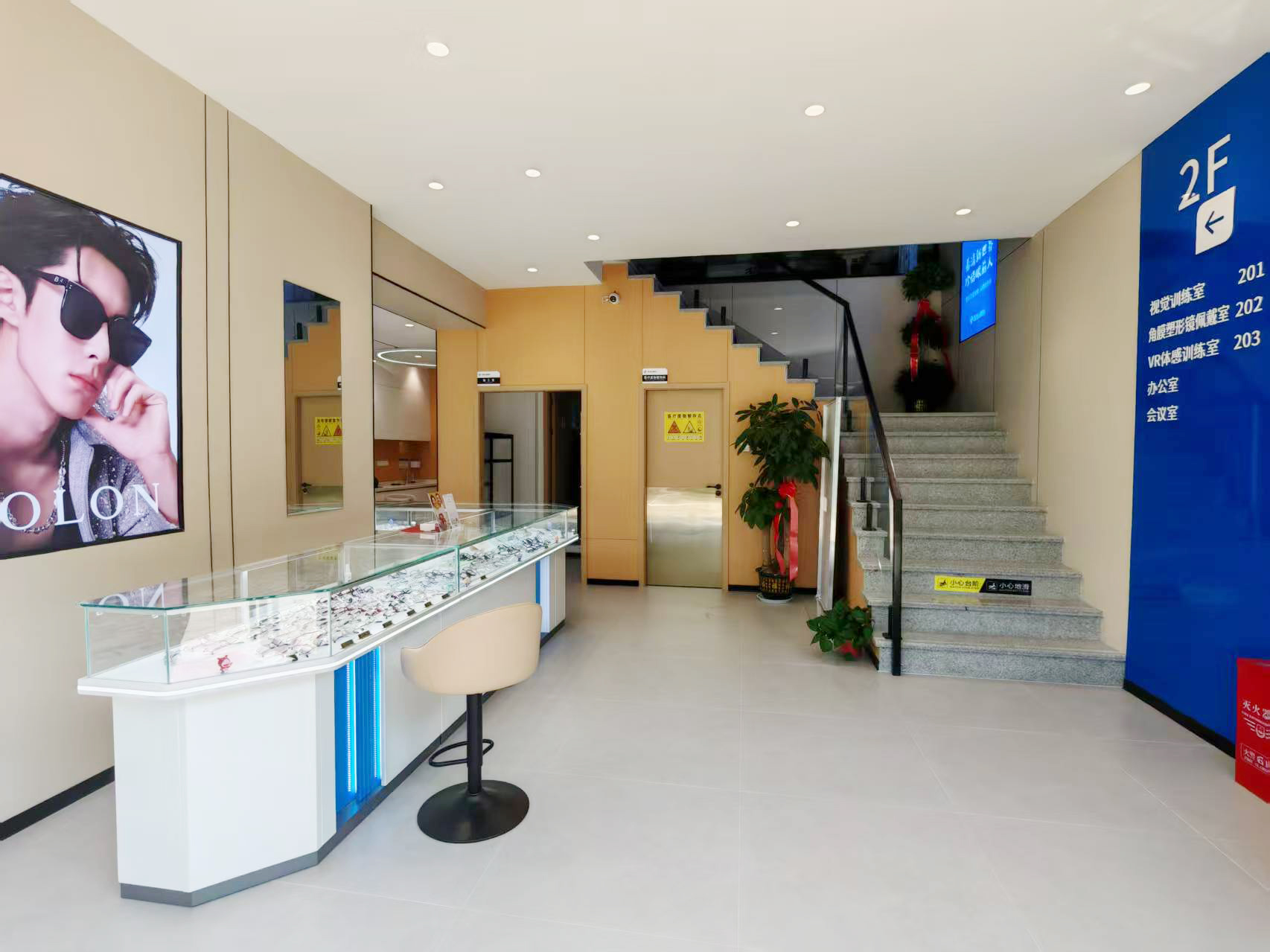 1F 眼镜展示与楼梯